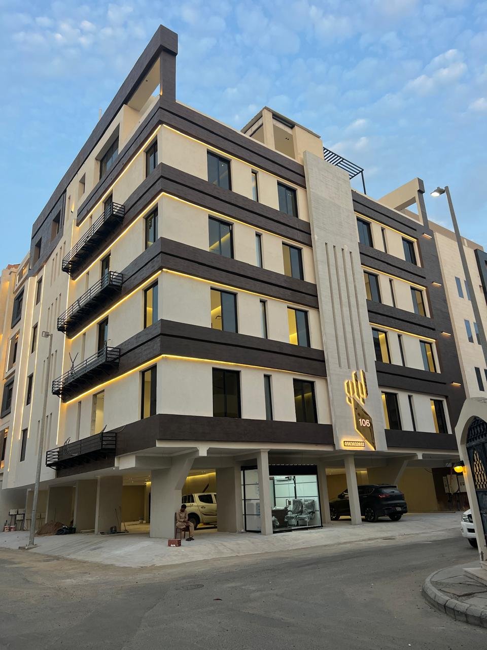 تشطيب دهانات مجلس عربي فخم وألوان دافئة